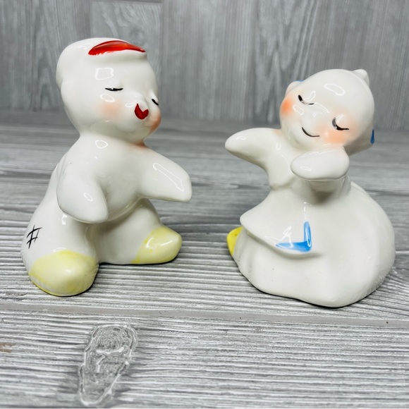 Vintage VanTellingen Dutch Boy and Girl Salt and Pepper Shakers, "Snuggle Hugs" - Picture 6 of 12